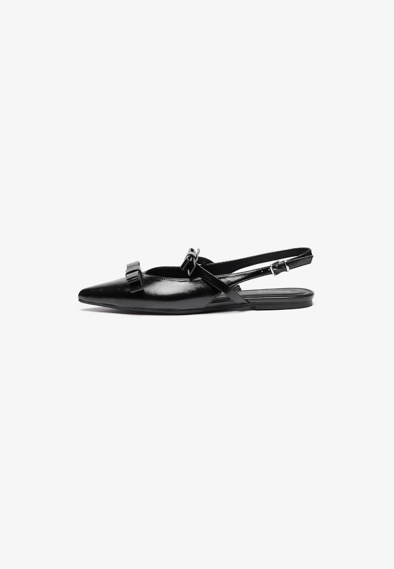 Čierne kožené slingback ploché topánky s špicatou špičkou, ozdobené volánikmi na prednej časti a nastaviteľným remienkom na členku. Hladký povrch.