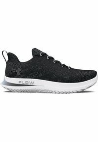 Des chaussures de sport noires avec un dessus en maille texturée, une semelle blanche et des accents gris. Présente un logo et le mot "FLOW" sur le côté. Conception légère.