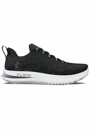 Des chaussures de sport noires avec un dessus en maille texturée, une semelle blanche et des accents gris. Présente un logo et le mot "FLOW" sur le côté. Conception légère.