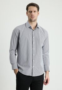 Camisa de manga larga a rayas en algodón blanco y azul claro, con cuello extendido, cierre frontal con botones y puños de un solo botón.