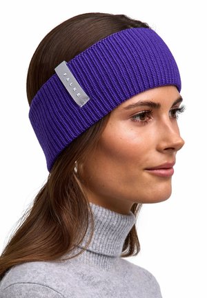 Paarse gebreide hoofdband gemaakt van zacht materiaal, met een geribbelde structuur en een klein grijs label met "FALKE" aan de zijkant.