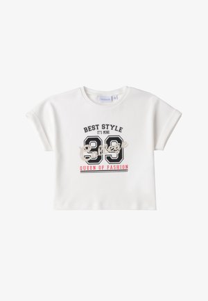T-shirt bianco a maniche corte con una grafica nera e rossa e il testo "BEST STYLE IT'S MINE 99 QUEEN OF FASHION" su un tessuto morbido.