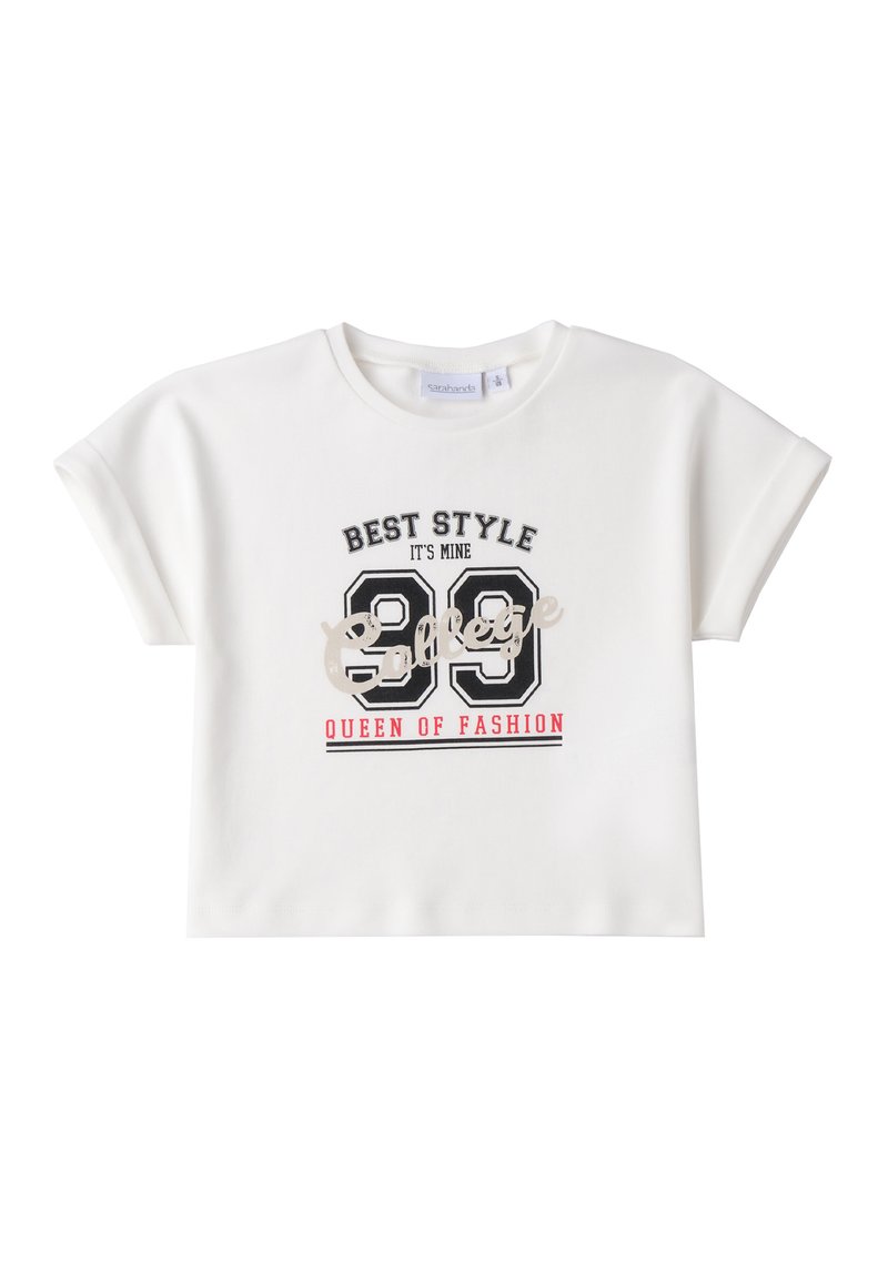 Camiseta blanca de manga corta con un gráfico negro y rojo que incluye el texto "MEJOR ESTILO, ES MÍO 99 REINA DE LA MODA" en una tela suave.