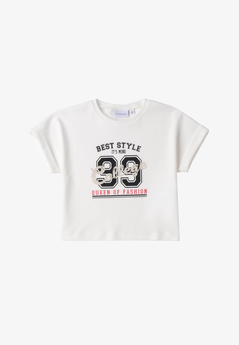 Camiseta blanca de manga corta con un gráfico negro y rojo que incluye el texto "MEJOR ESTILO, ES MÍO 99 REINA DE LA MODA" en una tela suave.