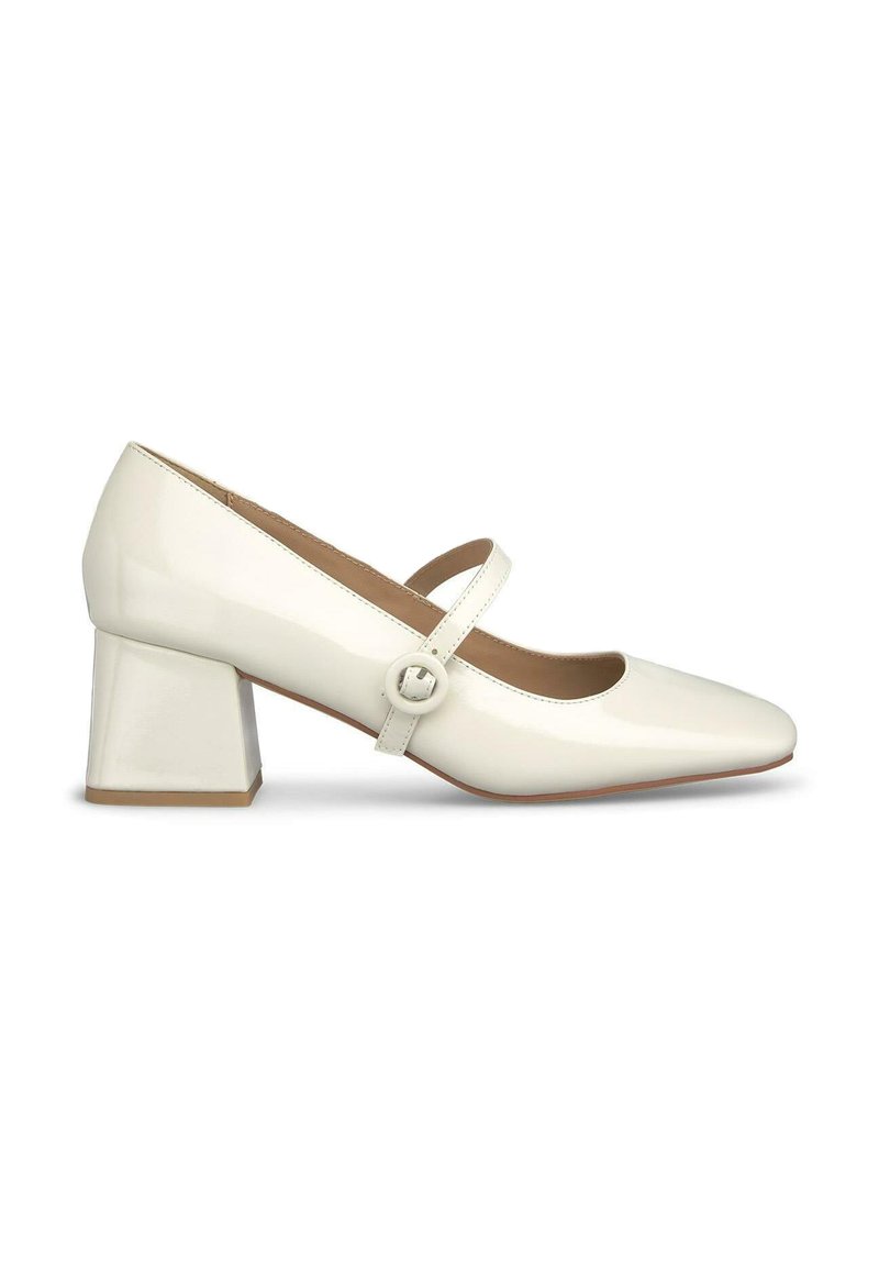 Zapatos Mary Jane de charol blanco con punta cuadrada, correa ajustable y tacón grueso. Textura suave, diseño minimalista y hardware circular.