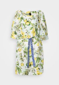 Robe blanche mi-genou avec imprimé citron et branche d'olivier, manches trois-quarts, encolure élastique et ceinture nouée à la taille avec un motif bleu.