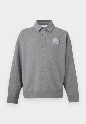 Γκρι μακρυμάνικο μπλουζάκι πόλο με τρία κουμπιά και μικρό λευκό λογότυπο "Maison Kitsuné" στο αριστερό στήθος.