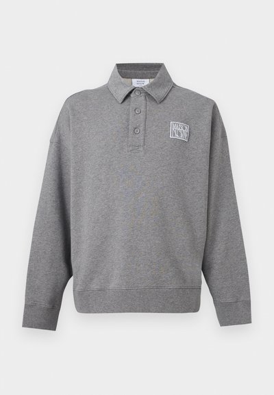 Γκρι μακρυμάνικο μπλουζάκι πόλο με τρία κουμπιά και μικρό λευκό λογότυπο "Maison Kitsuné" στο αριστερό στήθος.