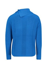Pull en tricot bleu avec un col haut, texture côtelée et manches longues, présentant des motifs de couture verticaux et horizontaux.