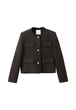Chaqueta negra corta hecha de tejido texturizado, con un cuello redondo, cuatro bolsillos delanteros y cierre de botones con botones plateados redondeados.