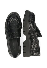 Zwarte loafers van gevlochten leer met een stevige zool en een platte, brede band over het bovenwerk, met een gestructureerd oppervlak en een robuust ontwerp.