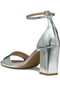 Zilverkleurige sandalen met een gestructureerd slangenhuidpatroon, open te ontwerp, enkelband en een vierkante hak. Gladde binnenvoering.