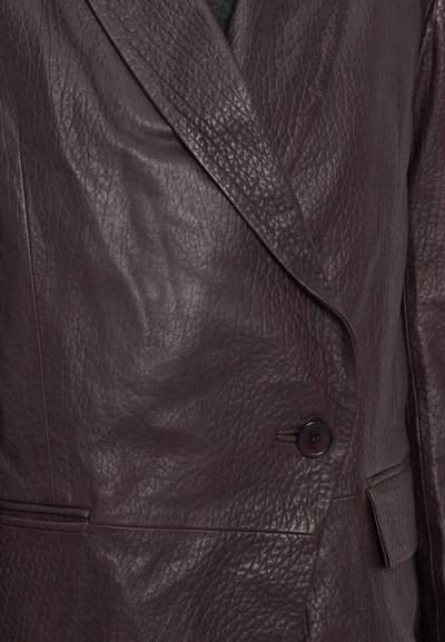 Sacou din piele bordo, material texturat, design cu două rânduri de nasturi, rever proeminent, un nasture negru și buzunare laterale.