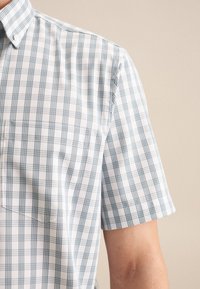 Korte mouwen, knoopsluiting overhemd in een geruit patroon met blauwe en witte kleuren. Bevat een borstzak en een zachte, geweven textuur.