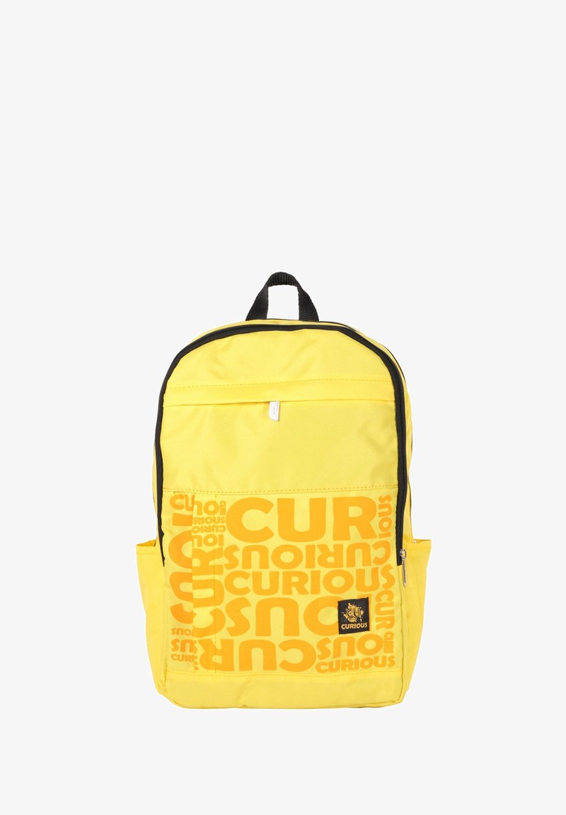 Gelber Rucksack mit schwarzen Akzenten, versehen mit dem Text "CURIOUS" in verschiedenen Größen, einer Vorderseite mit Reißverschlusstasche und einem Tragegriff oben.