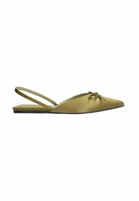 Chaussure plate à bride arrière en satin vert olive, avec un bout pointu et un petit nœud à l'avant ; dotée d'une fine bride et d'une semelle plate.