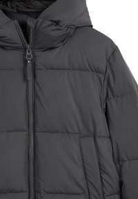 Czarna pikowana kurtka puchowa z dopasowanym kapturem, przednim zamkiem błyskawicznym i poziomym pikowaniem. Posiada boczne kieszenie oraz gładką, błyszczącą fakturę.