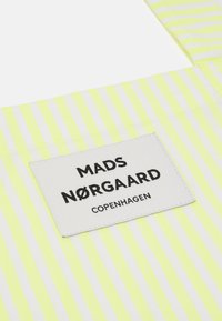 Mads Nørgaard SACKY ATOMA - Saco de mão - sunny lime/white