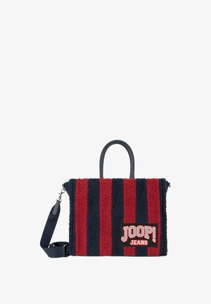 Tote taske med rød og marine stribet faux fur tekstur, med et logo patch, dobbelte top hanke og en aftagelig skulderrem.