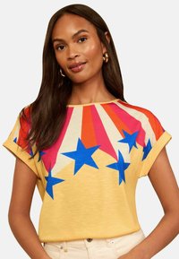 Ei valittu, yellow star print
