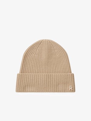 Berretto in maglia beige con una texture a costine e risvolto. Presenta un piccolo logo dorato davanti per un tocco di classe.