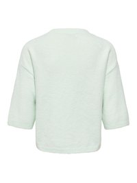 Pull en maille duveteuse vert menthe clair, coupe carrée et manches aux coudes, vu de dos.