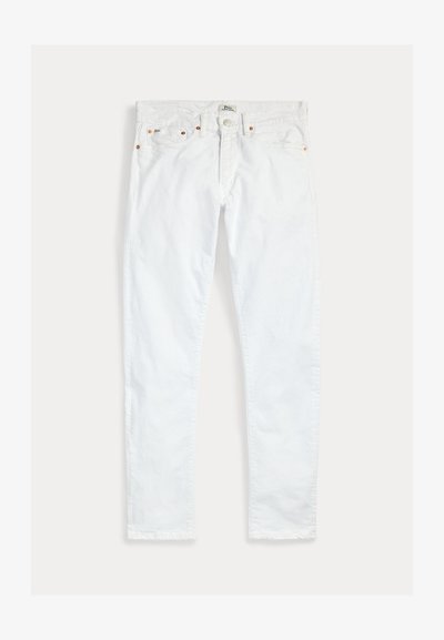 Bílé slim-fit džíny s pěti kapsami, zapínáním na knoflík a poutky na pásek, položené naplocho na jednobarevném světlém pozadí.