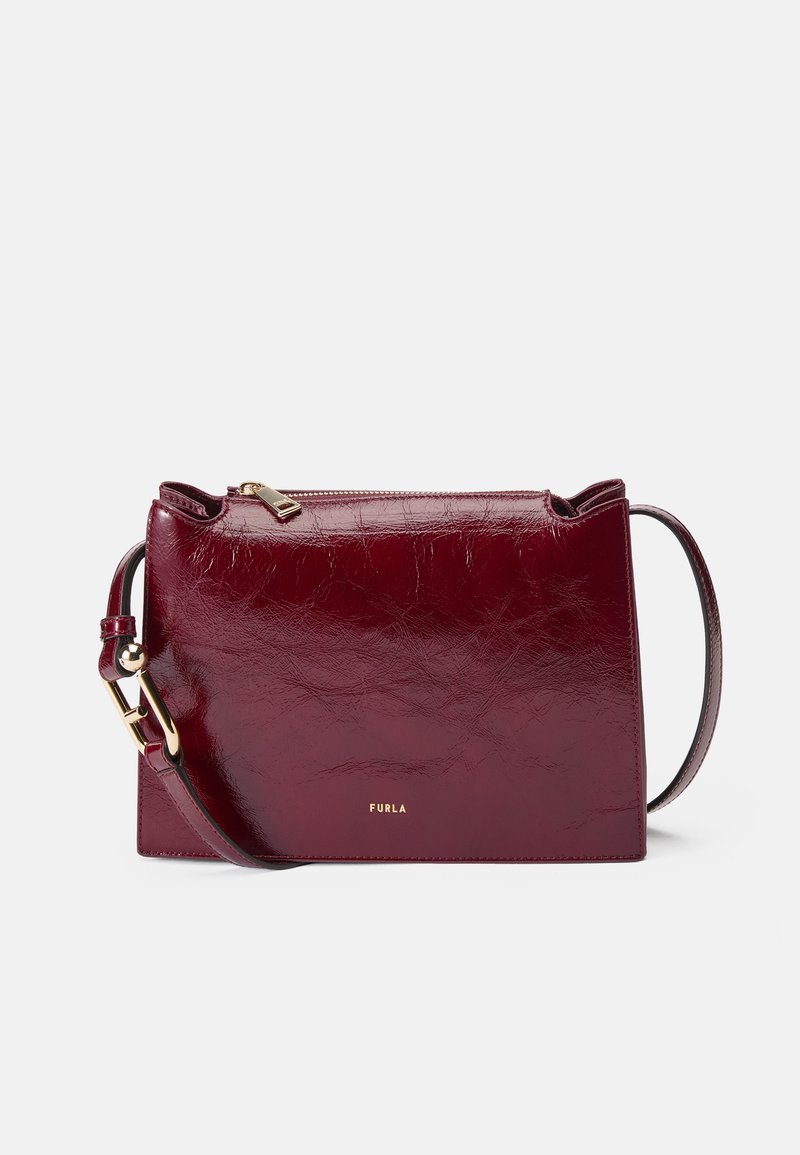Burgundin nahasta valmistettu ristikkäin kannettava laukku, jossa on litteä suorakulmainen muoto, kultaiset metalliosat, vetoketjukiinnitys ja kapea säädettävä hihna. Furla-logo on painettu.