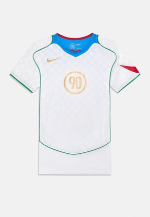 Maillot de football blanc avec un motif à carreaux. Comprend des accents verts et rouges, un col bleu, un logo "90" doré et le swoosh Nike à l'épaule.