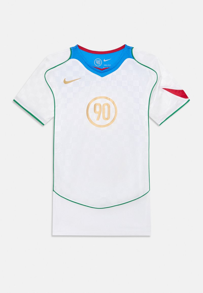 Λευκή ποδοσφαιρική φανέλα με καρό μοτίβο. Διαθέτει πράσινες και κόκκινες λεπτομέρειες, μπλε γιακά, χρυσό λογότυπο "90" και το λογότυπο της Nike στον ώμο.