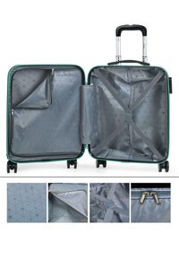Maleta rígida con un borde en color verde azulado, que presenta un interior gris con un patrón geométrico, compartimentos con cremallera y correas cruzadas para asegurar los objetos.