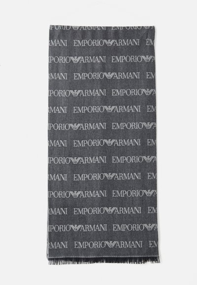 Szary szalik z powtarzającym się brandingiem i logo "Emporio Armani" w kontrastowym jasnoszarym kolorze, z frędzlami i miękką teksturą.