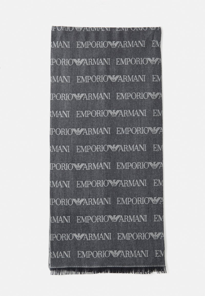 Eșarfă gri cu un model repetat al brandului și logo-ului "Emporio Armani" în gri deschis contrastant, având margini franjurate și o textură moale.