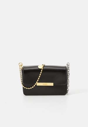 Borsa a tracolla in pelle nera con tracolla in catena dorata, dettagli in metallo argentato e una patta frontale con una placca del marchio dorata.