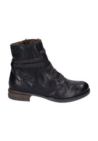Botas de tobillo de cuero negro con forro de piel, puntera redondeada y diseño decorativo de cordones. Cuenta con un tacón bajo y acentos de costura.