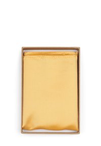 Gele satijnen trekkoordzak met een gestructureerd oppervlak, keurig gevouwen en geplaatst in een rechthoekige kartonnen doos.