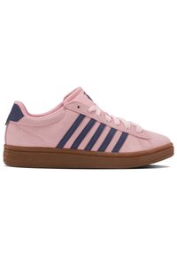 Różowe zamszowe trampki z ciemnoniebieskimi paskami, różowymi sznurówkami i brązową gumową podeszwą, widok z boku na białym tle.