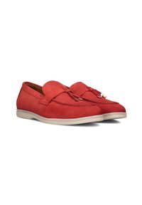 Rode suede loafers met een decoratieve strik, platte lichtgekleurde zool en stiksels langs de randen. Gladde textuur met minimale hardware.