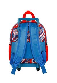 Mochila con ruedas con exterior rojo, azul y estampado; cuenta con correas azules ajustables, asa y ruedas negras para movilidad.