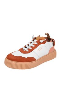 Sneaker con una toma in pelle bianca e accenti in suede arancione e dettagli rosa, suola spessa a coste e lacci rotondi.