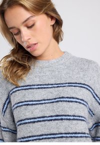 Grauer gestrickter Pullover mit blauen und marineblauen Streifen, geripptem Muster und Rundhalsausschnitt. Weicher, strukturierter Stoff mit lässigem Design.