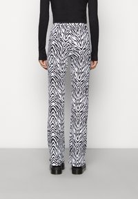 Noisy May NMPASA FLARED PANTS - Leggings - Calças - white