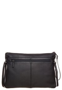 Svart läderklutch med dragkedja upptill och en framficka med dragkedja. Slät yta med silverfärgade detaljer och justerbar rem.