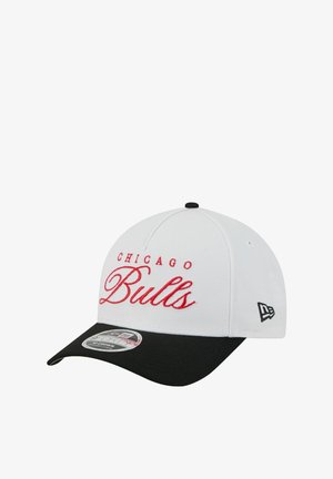 Weißes Baseballcap mit rotem gesticktem "CHICAGO BULLS"-Schriftzug. Schwarzer Schirm, aus Stoff gefertigt, New Era-Logo an der Seite, 9FIFTY-Stil.