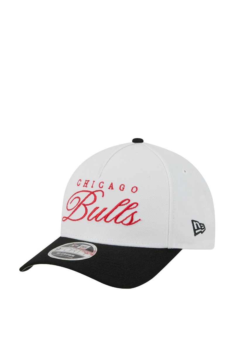 Weißes Baseballcap mit rotem gesticktem "CHICAGO BULLS"-Schriftzug. Schwarzer Schirm, aus Stoff gefertigt, New Era-Logo an der Seite, 9FIFTY-Stil.
