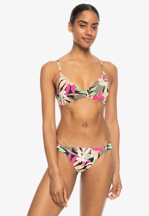 Bikini med blommönster i rosa, grönt och svart. Toppen har tunna band och triangelform; underdelen är lågmidjad med sidokupor.