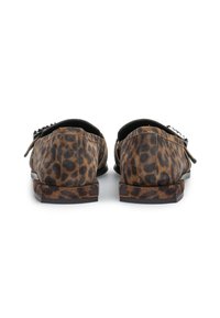 Leopardprint suède loafers met een lage hak, zwarte accenten en decoratieve hardware op de bovenkant; gladde zwarte voering en stevige zool.