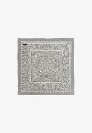 Szara bandana z białym wzorem paisley i dekoracyjną bordiurą. Materiał jest gładki o subtelnym połysku. Mierzy około 60 cm x 60 cm.