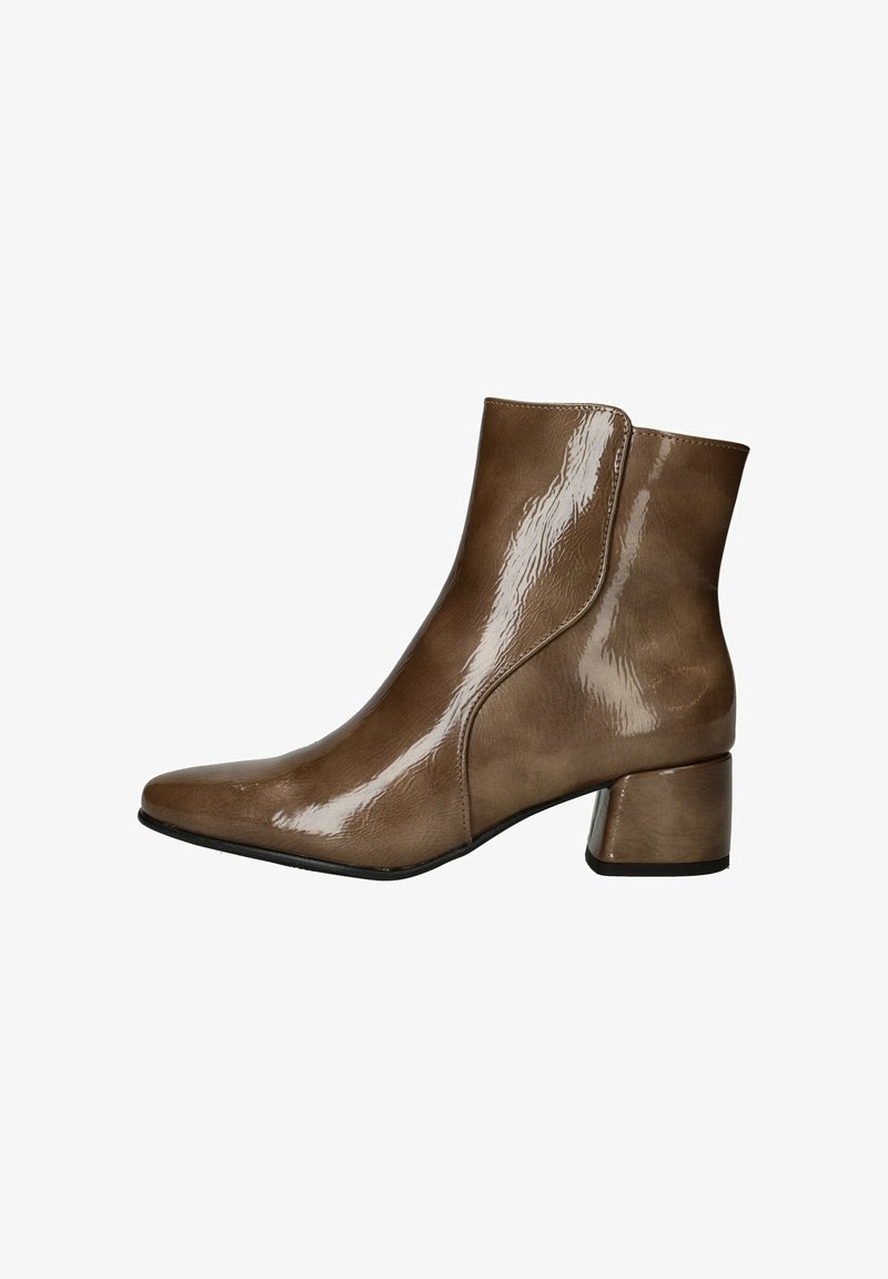 Bottine marron, brillante, avec un bout pointu, un talon bloc de hauteur intermédiaire, une texture lisse et des détails de couture sur le côté.
