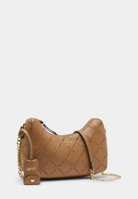 Borsa a tracolla marrone in finta pelle con texture, caratterizzata da una tracolla e un motivo con logo. Dettagli in catena color oro e etichetta attaccata.